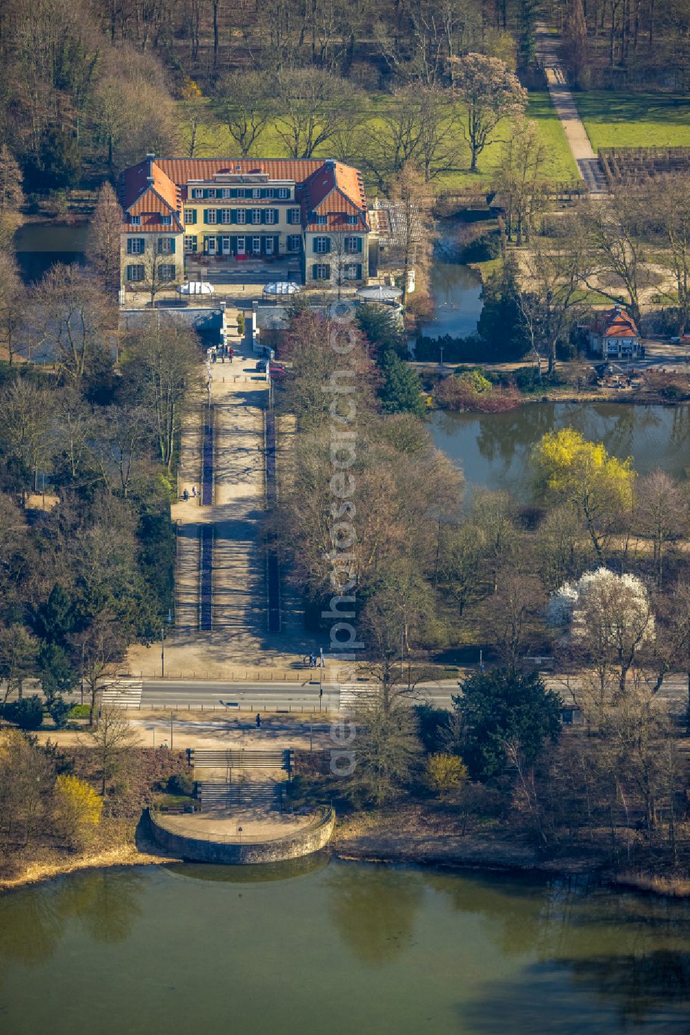 Aerial photograph Gelsenkirchen - building and castle park systems of water castle Berge in the district Buer in Gelsenkirchen at Ruhrgebiet in the state North Rhine-Westphalia, Germany