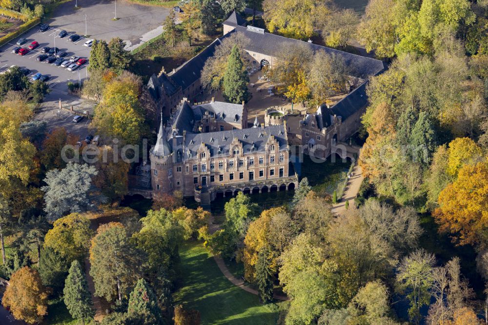 Aerial photograph Paffendorf - Buildings and castle park facilities of the moated castle Schloss Paffendorf on Burggasse Street in Bergheim in the state of North Rhine-Westphalia, Germany