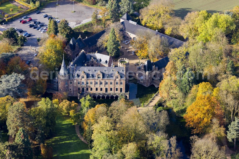 Paffendorf from the bird's eye view: Buildings and castle park facilities of the moated castle Schloss Paffendorf on Burggasse Street in Bergheim in the state of North Rhine-Westphalia, Germany