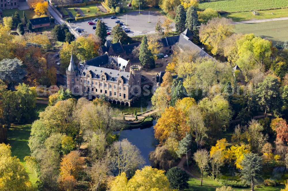 Aerial image Paffendorf - Buildings and castle park facilities of the moated castle Schloss Paffendorf on Burggasse Street in Bergheim in the state of North Rhine-Westphalia, Germany