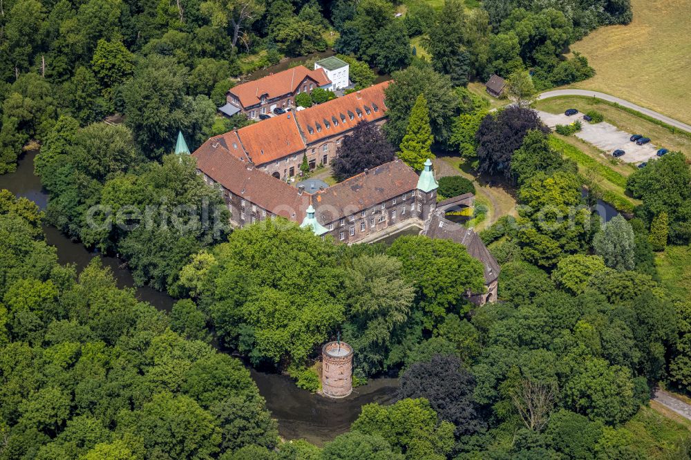 Aerial photograph Castrop-Rauxel - Building and castle park systems of water castle Bladenhorst on street Westring in the district Bladenhorst in Castrop-Rauxel at Ruhrgebiet in the state North Rhine-Westphalia, Germany