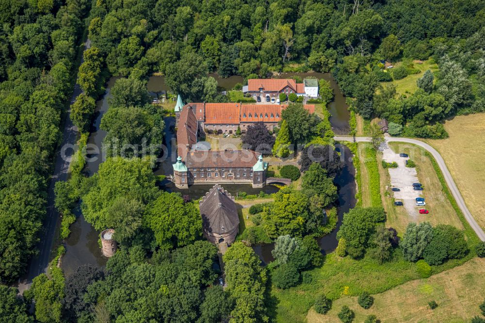 Aerial photograph Castrop-Rauxel - Building and castle park systems of water castle Bladenhorst on street Westring in the district Bladenhorst in Castrop-Rauxel at Ruhrgebiet in the state North Rhine-Westphalia, Germany