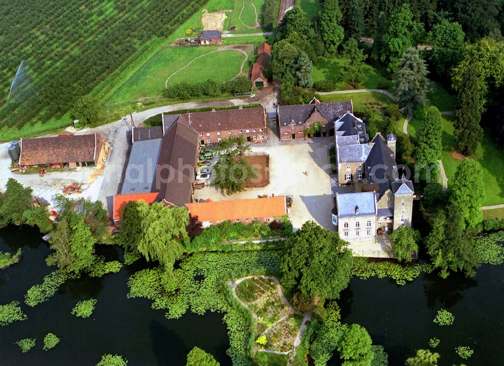 Aerial photograph Neukirchen-Vluyn - Building and castle park systems of water castle Bloemersheim in Neukirchen-Vluyn in the state North Rhine-Westphalia