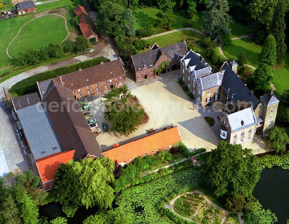 Neukirchen-Vluyn from above - Building and castle park systems of water castle Bloemersheim in Neukirchen-Vluyn in the state North Rhine-Westphalia