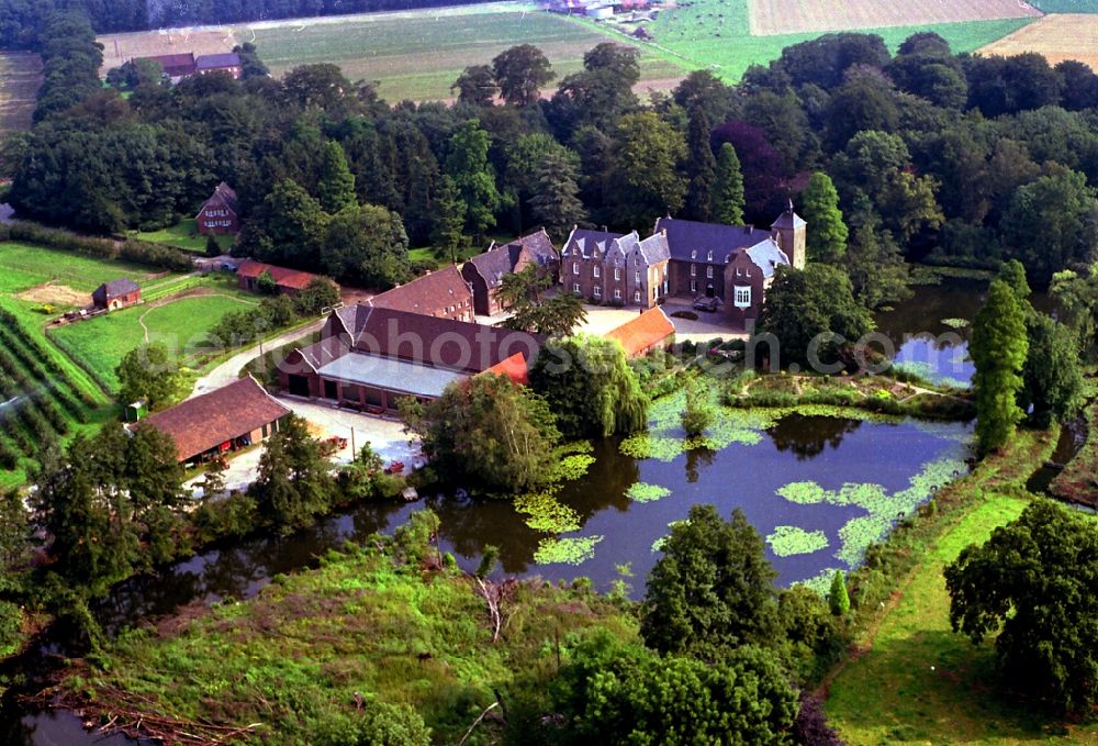 Neukirchen-Vluyn from the bird's eye view: Building and castle park systems of water castle Bloemersheim in Neukirchen-Vluyn in the state North Rhine-Westphalia