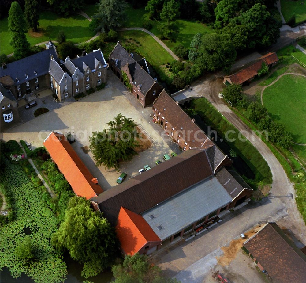 Aerial photograph Neukirchen-Vluyn - Building and castle park systems of water castle Bloemersheim in Neukirchen-Vluyn in the state North Rhine-Westphalia