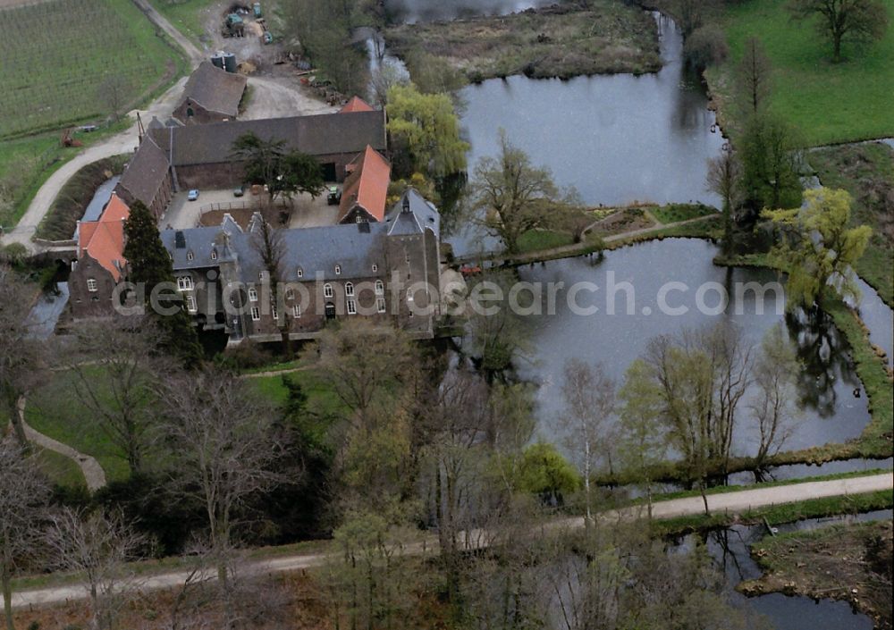 Neukirchen-Vluyn from above - Building and castle park systems of water castle Bloemersheim in Neukirchen-Vluyn in the state North Rhine-Westphalia