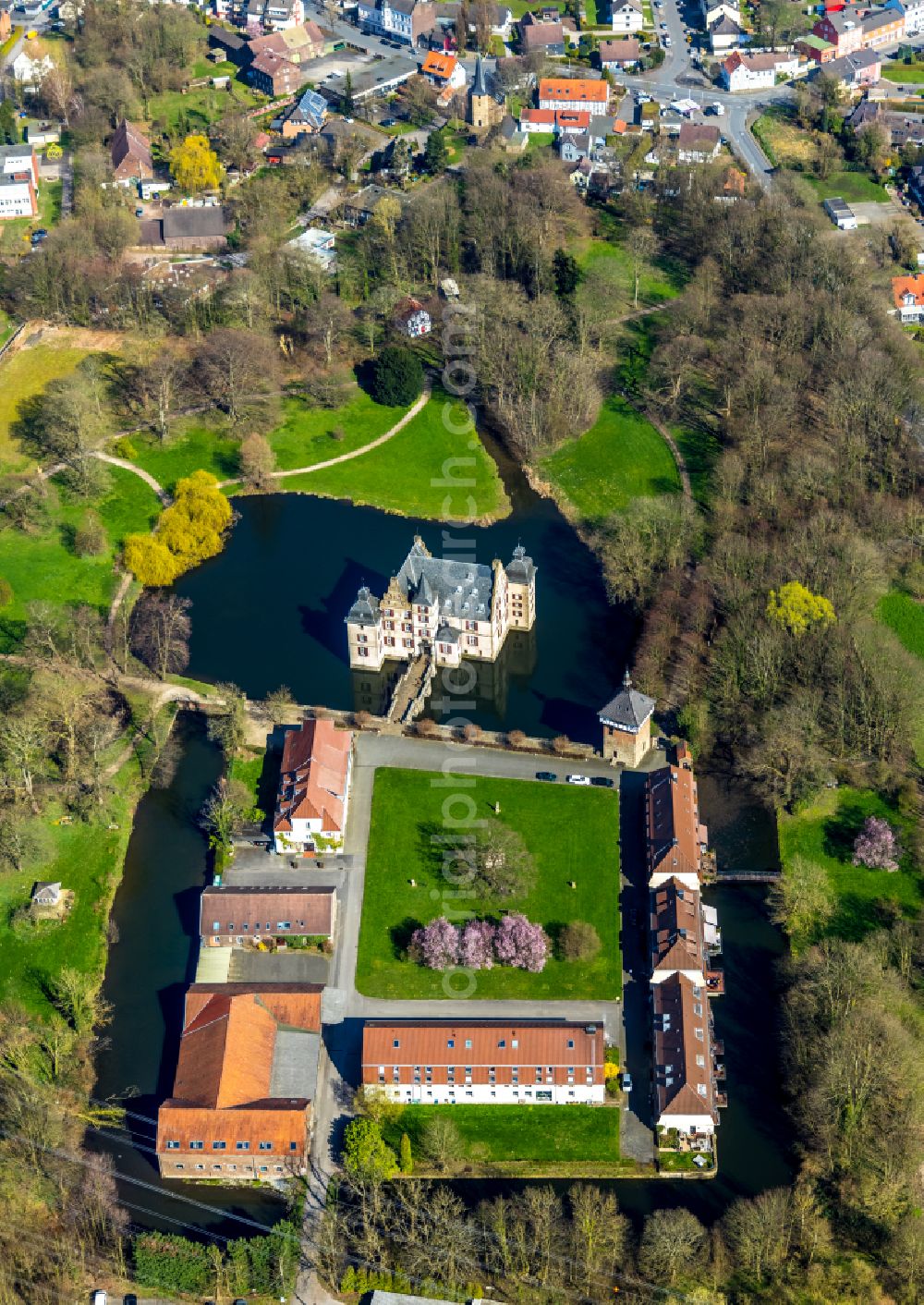 Aerial photograph Bodelschwingh - Building and castle park systems of water castle Schloss Bodelschwingh in Bodelschwingh at Ruhrgebiet in the state North Rhine-Westphalia, Germany