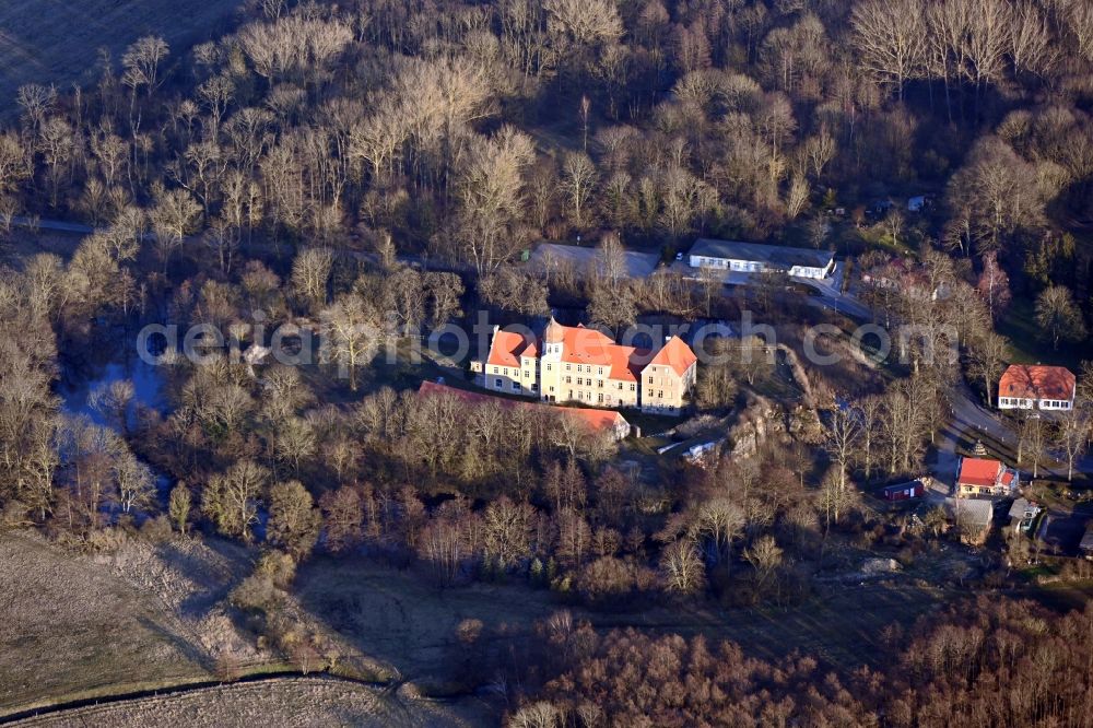 Aerial photograph Spantekow - Building and castle park systems of water castle Burg Spantekow in Spantekow in the state Mecklenburg - Western Pomerania, Germany