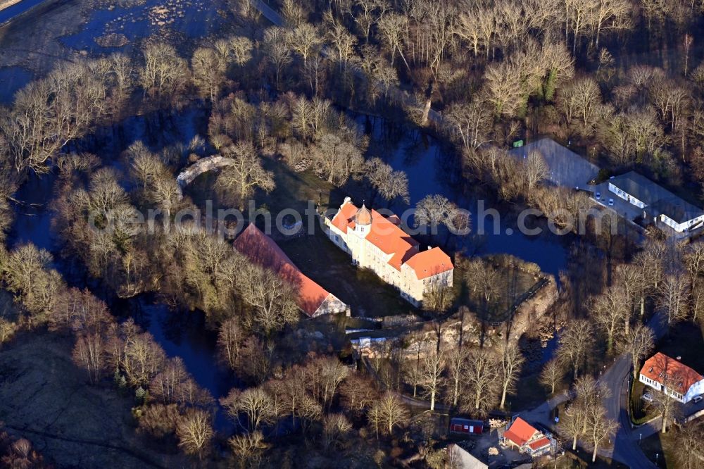 Aerial photograph Spantekow - Building and castle park systems of water castle Burg Spantekow in Spantekow in the state Mecklenburg - Western Pomerania, Germany