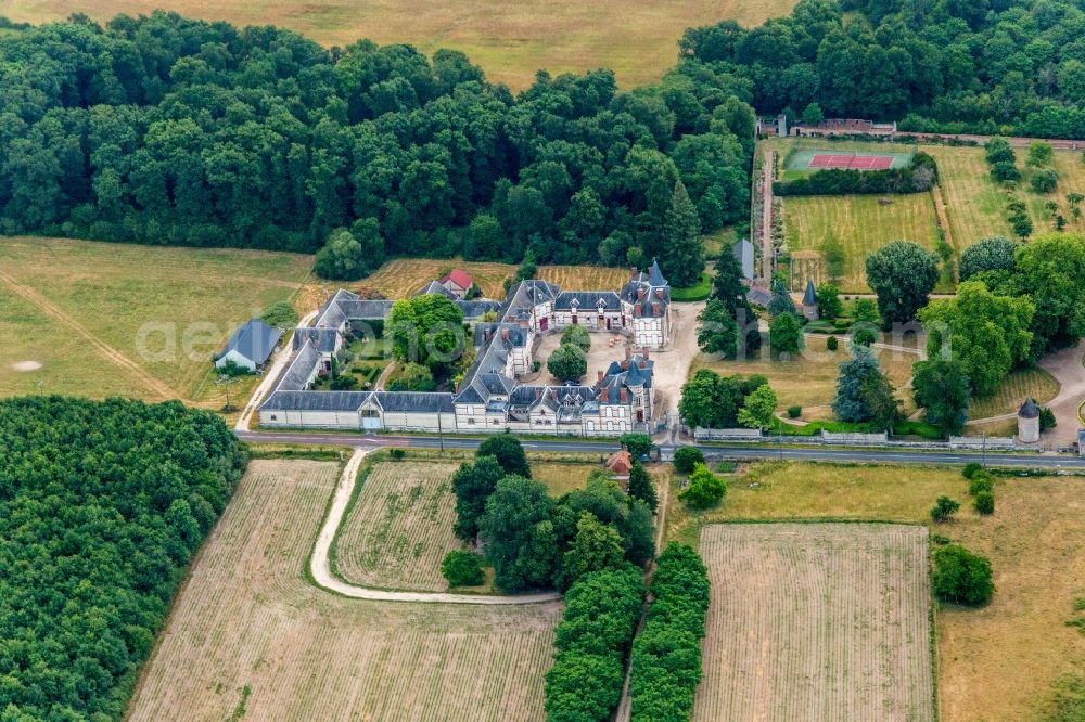 Aerial photograph Combreux - Building and castle park systems of water castle Chateau de Combreux in Combreux in Centre-Val de Loire, France