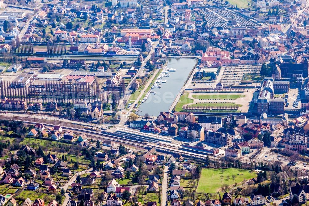 Saverne from the bird's eye view: Building and castle park systems of water castle Chateaux d'Oberhof in Saverne in Grand Est, France