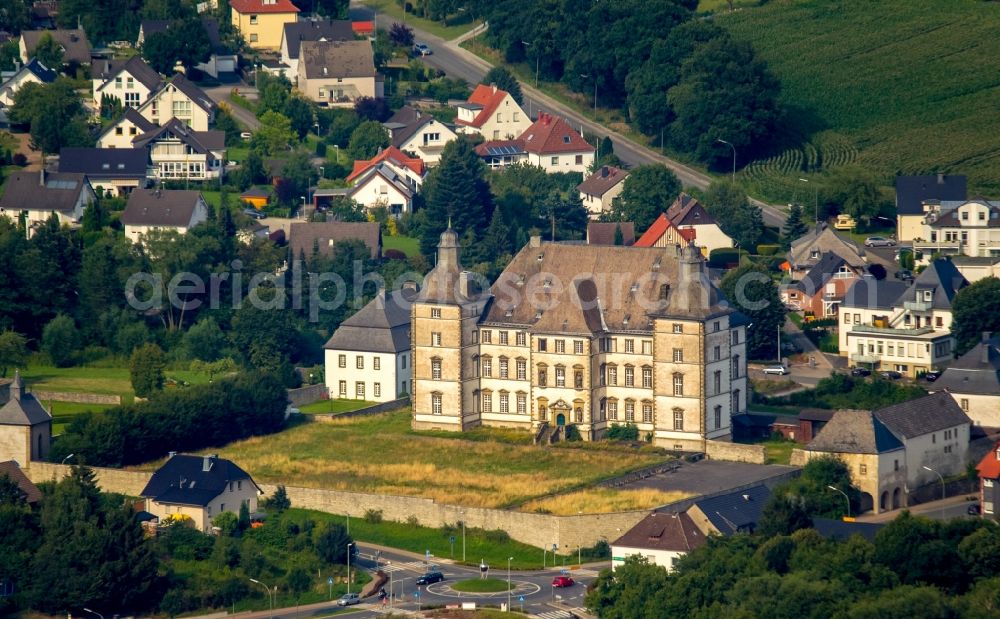 Warstein from the bird's eye view: Building and castle park systems of water castle Deutschordensschloss in Muelheim in Warstein in the state North Rhine-Westphalia