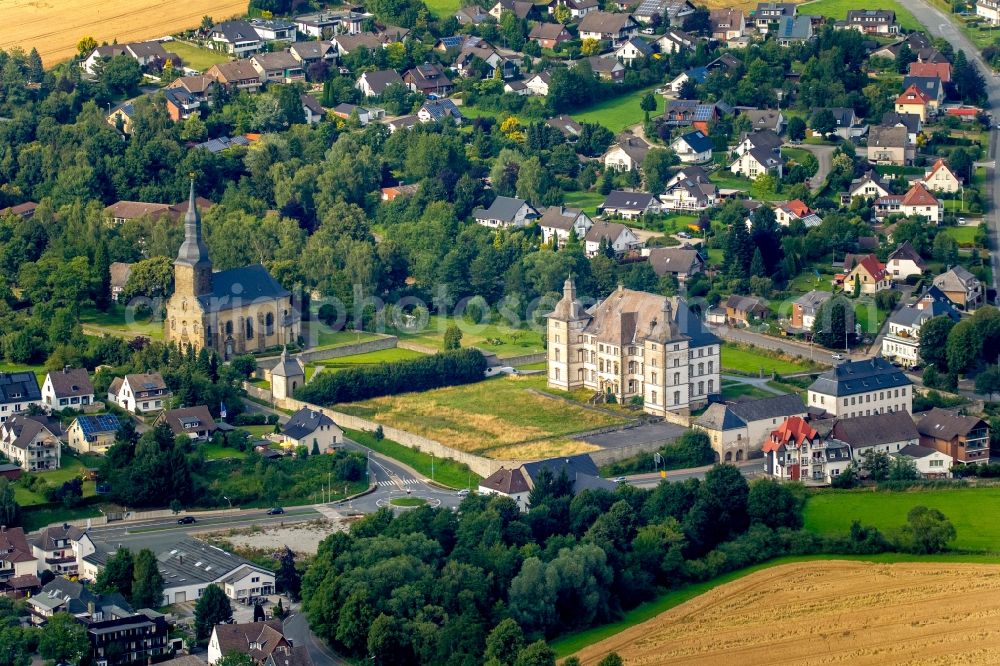 Aerial photograph Warstein - Building and castle park systems of water castle Deutschordensschloss in Muelheim in Warstein in the state North Rhine-Westphalia