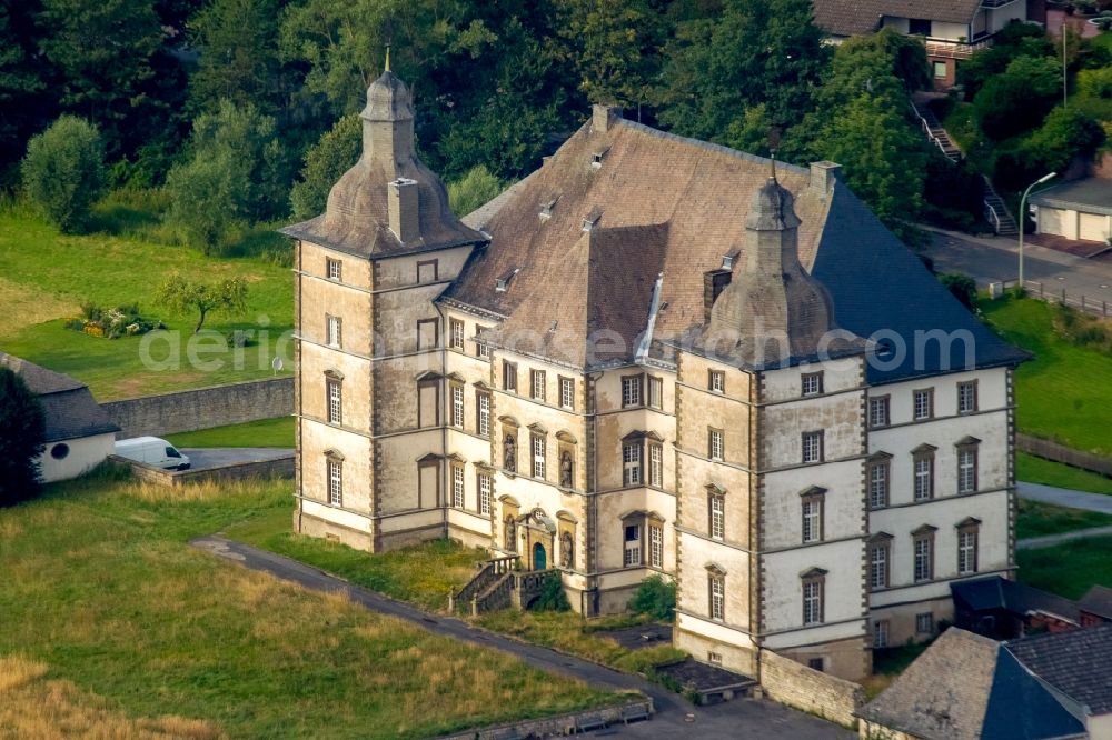 Aerial image Warstein - Building and castle park systems of water castle Deutschordensschloss in Muelheim in Warstein in the state North Rhine-Westphalia