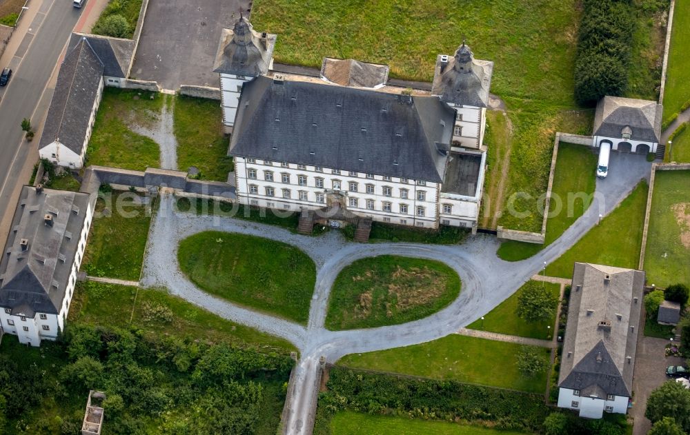 Aerial photograph Warstein - Building and castle park systems of water castle Deutschordensschloss in Muelheim in Warstein in the state North Rhine-Westphalia