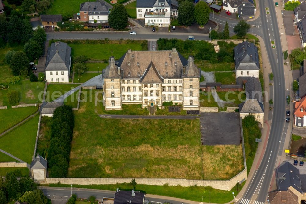 Warstein from the bird's eye view: Building and castle park systems of water castle Deutschordensschloss in Muelheim in Warstein in the state North Rhine-Westphalia