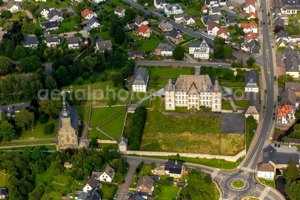 Aerial image Warstein - Building and castle park systems of water castle Deutschordensschloss in Muelheim in Warstein in the state North Rhine-Westphalia