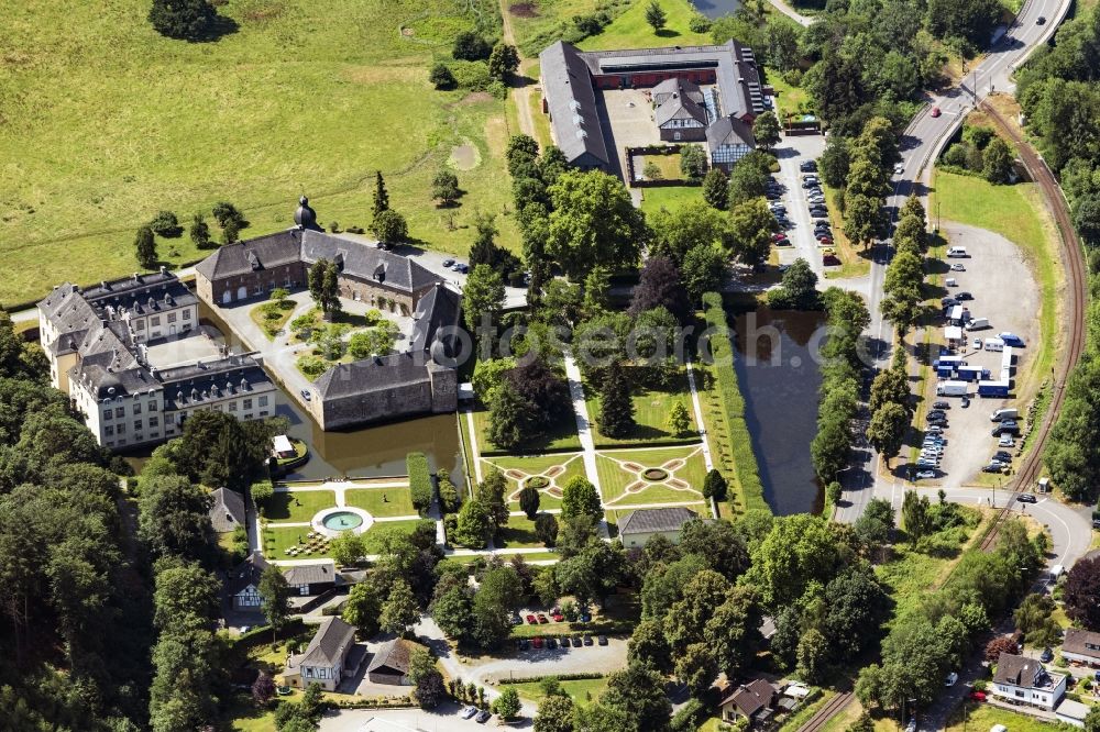 Aerial photograph Engelskirchen - Building and castle park systems of water castle Ehreshoven in Engelskirchen in the state North Rhine-Westphalia, Germany