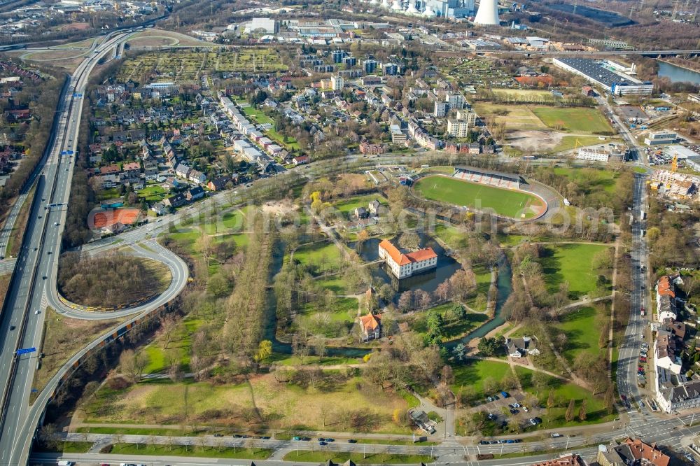 Aerial image Herne - Building and castle park systems of water castle of Emschertal-Museum Schloss Struenkede on Karl-Brandt-Weg in Herne in the state North Rhine-Westphalia