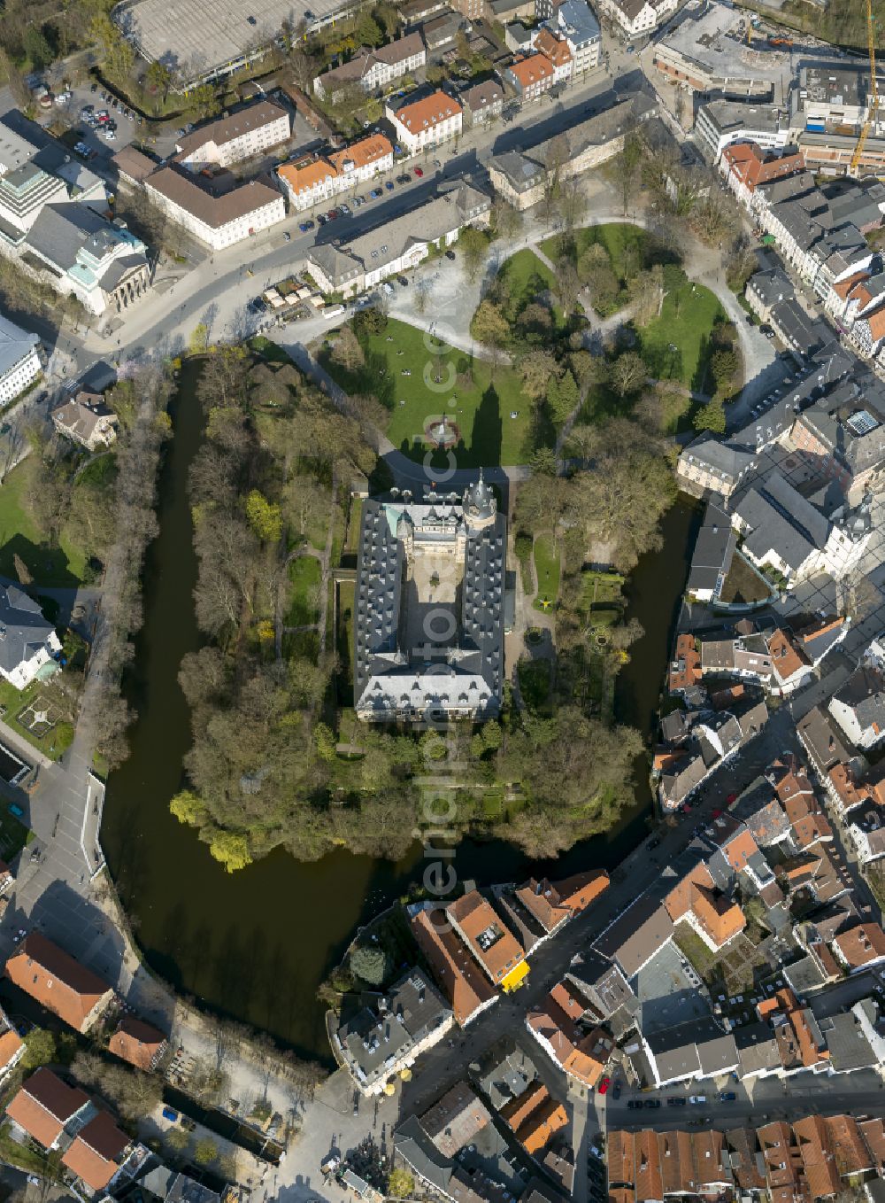 Detmold from above - Building and castle park systems of water castle Fuerstliches Residenzschloss on place Schlossplatz in Detmold in the state North Rhine-Westphalia, Germany