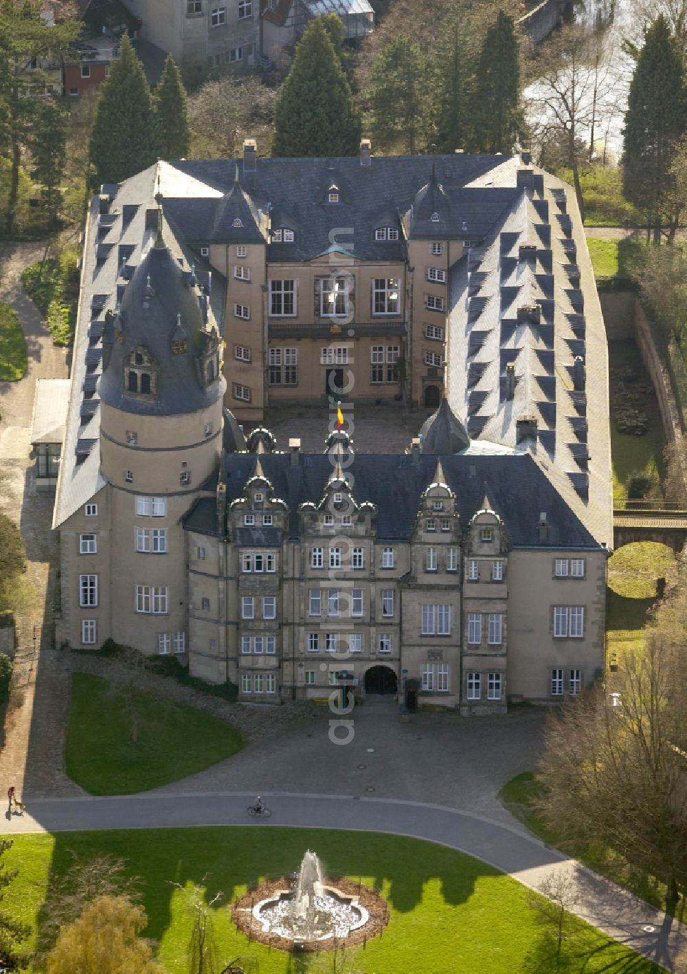 Detmold from the bird's eye view: Building and castle park systems of water castle Fuerstliches Residenzschloss on place Schlossplatz in Detmold in the state North Rhine-Westphalia, Germany