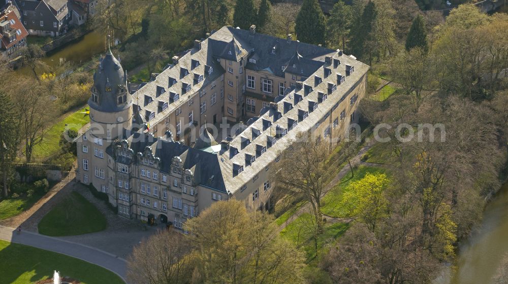 Aerial image Detmold - Building and castle park systems of water castle Fuerstliches Residenzschloss on place Schlossplatz in Detmold in the state North Rhine-Westphalia, Germany