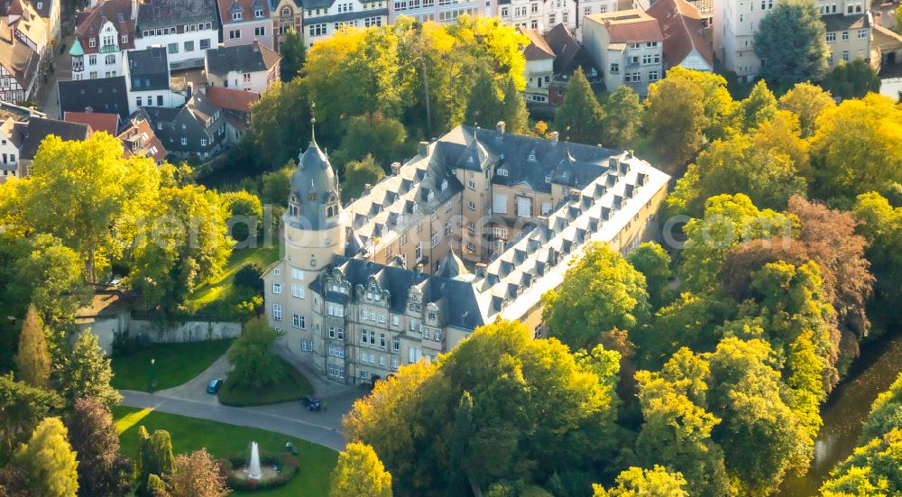 Detmold from the bird's eye view: Building and castle park systems of water castle Fuerstliches Residenzschloss on place Schlossplatz in Detmold in the state North Rhine-Westphalia, Germany