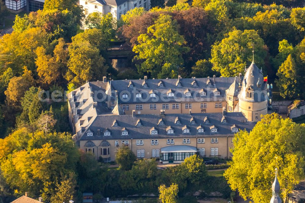 Aerial image Detmold - Building and castle park systems of water castle Fuerstliches Residenzschloss on place Schlossplatz in Detmold in the state North Rhine-Westphalia, Germany