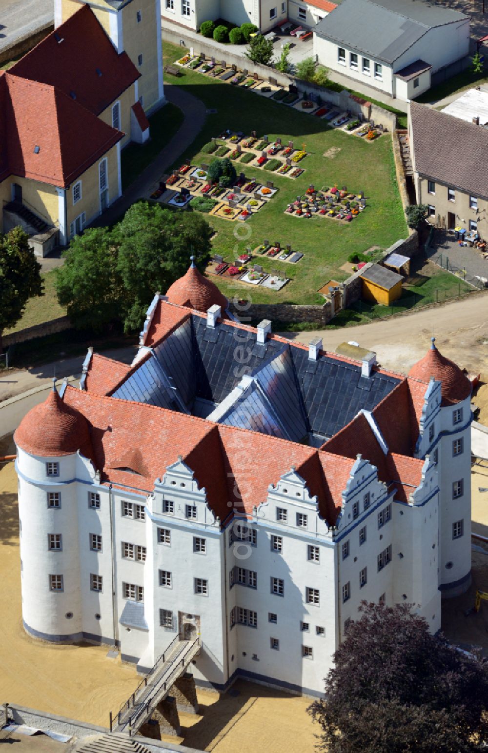 Großkmehlen from the bird's eye view: Building and castle park systems of water castle in Grosskmehlen in the state Brandenburg, Germany