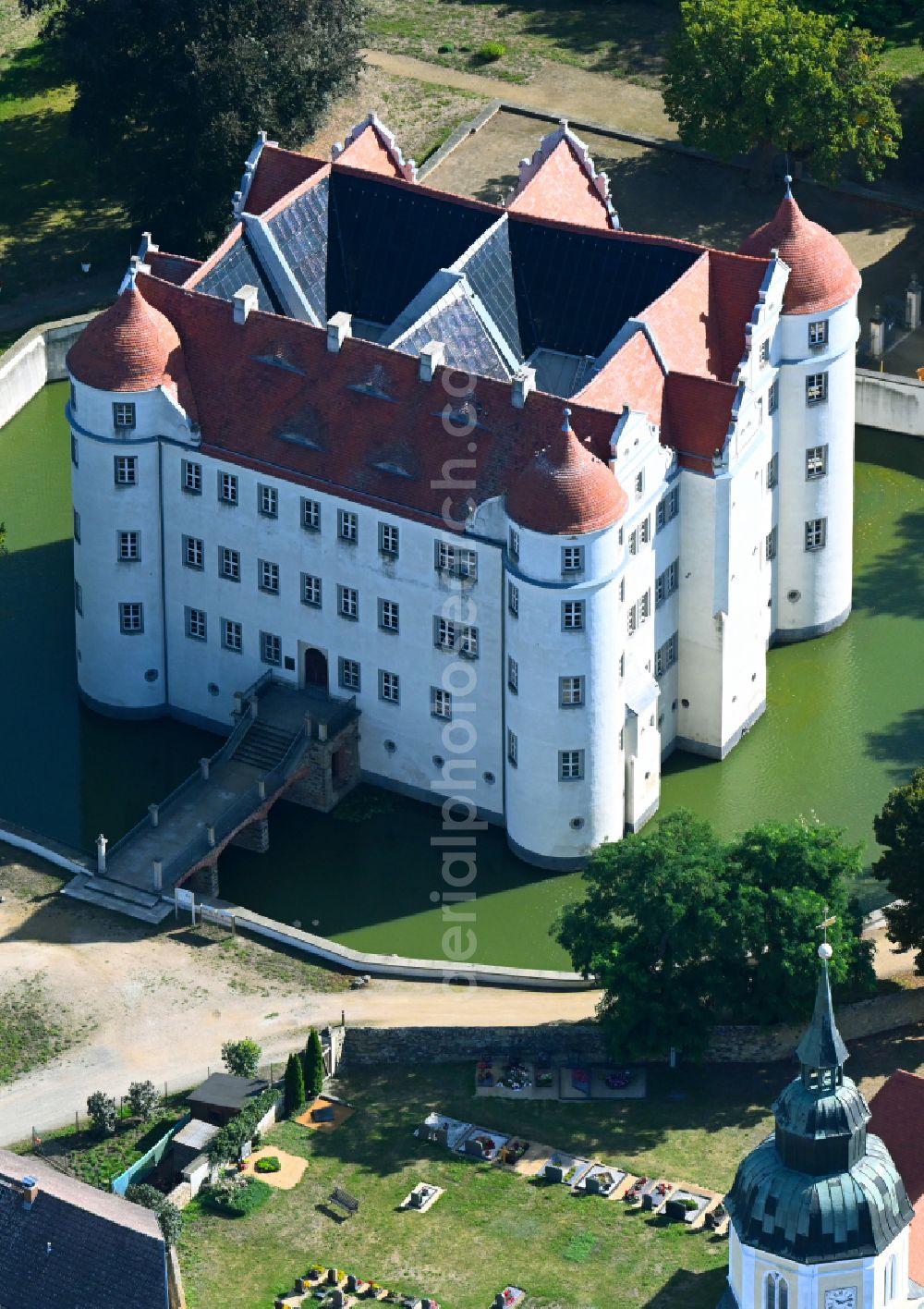 Aerial photograph Großkmehlen - Building and castle park systems of water castle in Grosskmehlen in the state Brandenburg, Germany