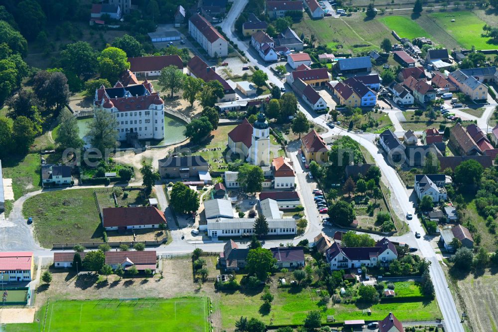 Großkmehlen from the bird's eye view: Building and castle park systems of water castle in Grosskmehlen in the state Brandenburg, Germany