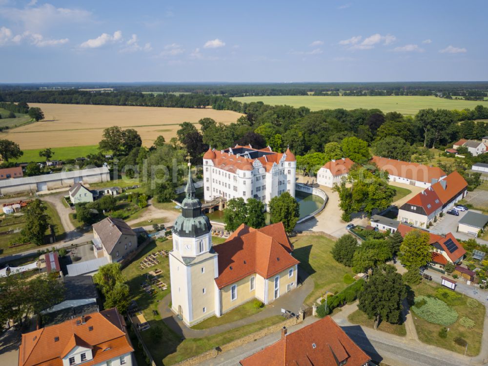 Aerial photograph Großkmehlen - Buildings and castle park - moated castle and St. George's Church in Grosskmehlen in the federal state of Brandenburg, Germany