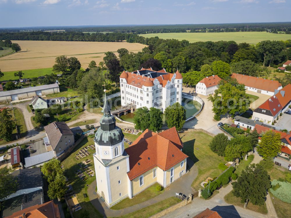 Großkmehlen from the bird's eye view: Buildings and castle park - moated castle and St. George's Church in Grosskmehlen in the federal state of Brandenburg, Germany