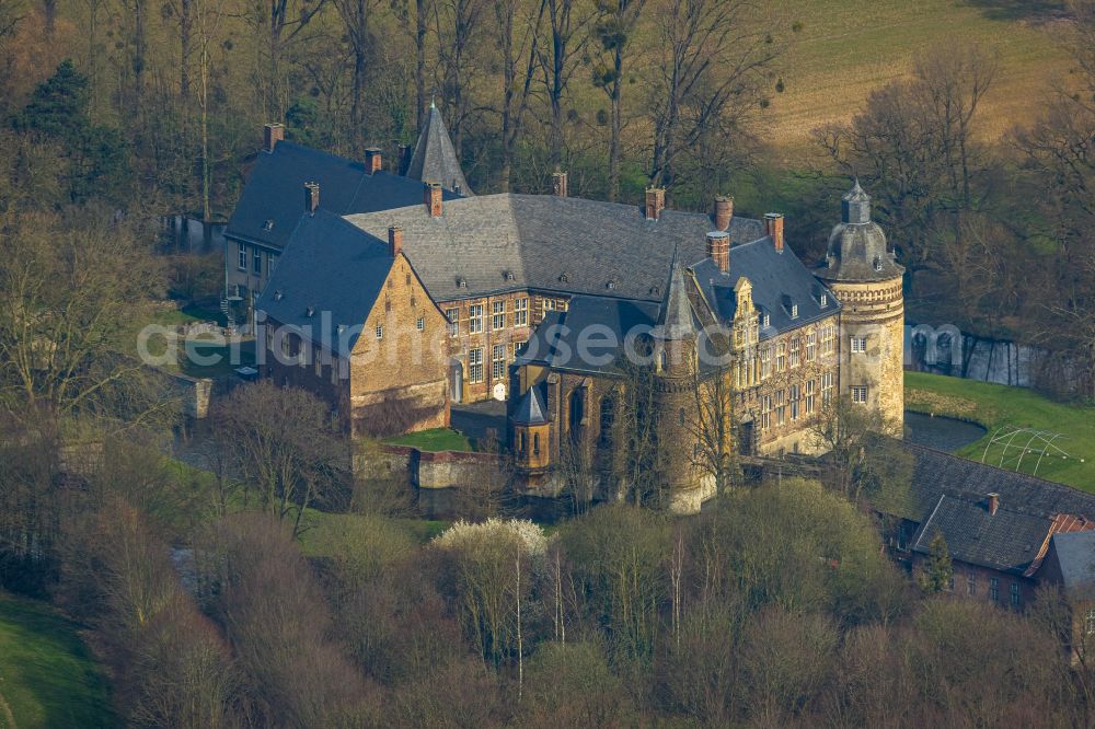 Aerial photograph Lippetal - Building and castle park systems of water castle Haus Assen in the district Lippborg in Lippetal at Ruhrgebiet in the state North Rhine-Westphalia, Germany