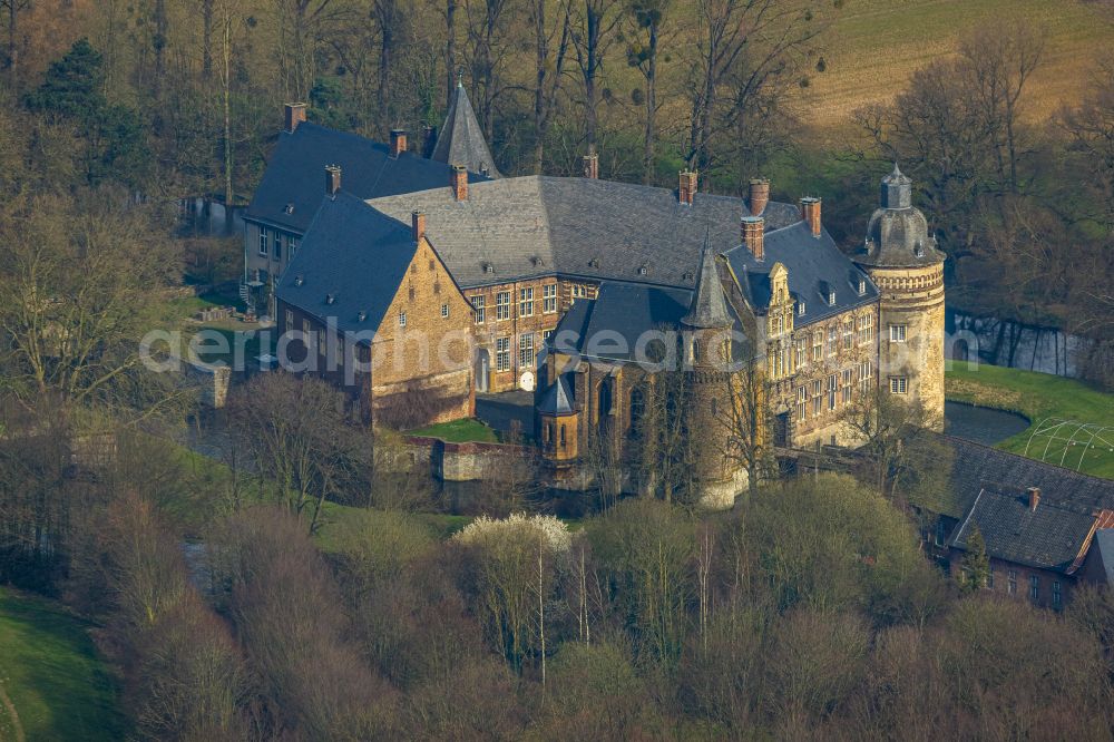 Lippetal from above - Building and castle park systems of water castle Haus Assen in the district Lippborg in Lippetal at Ruhrgebiet in the state North Rhine-Westphalia, Germany