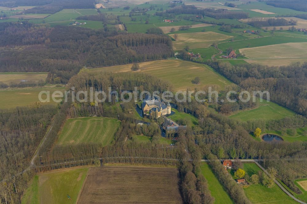 Lippetal from the bird's eye view: Building and castle park systems of water castle Haus Assen in the district Lippborg in Lippetal at Ruhrgebiet in the state North Rhine-Westphalia, Germany