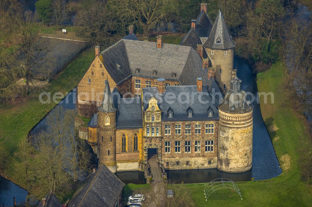 Lippetal from the bird's eye view: Building and castle park systems of water castle Haus Assen in the district Lippborg in Lippetal at Ruhrgebiet in the state North Rhine-Westphalia, Germany