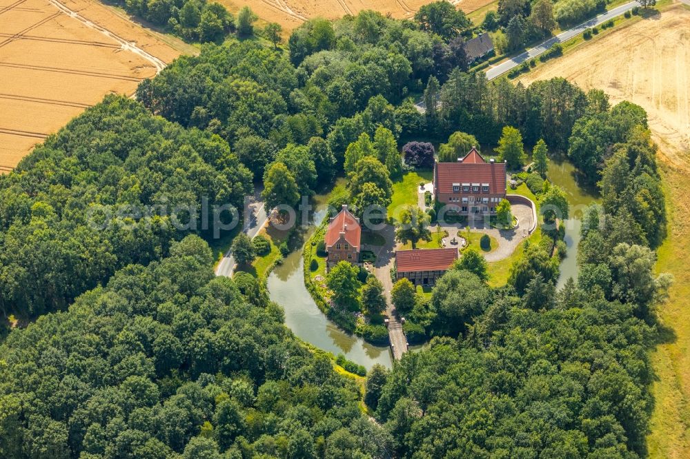 Aerial photograph Rinkerode - Building and castle park systems of water castle Haus Bisping in Rinkerode in the state North Rhine-Westphalia, Germany