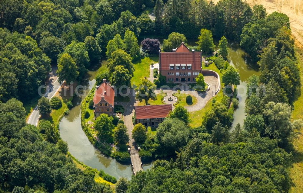 Rinkerode from the bird's eye view: Building and castle park systems of water castle Haus Bisping in Rinkerode in the state North Rhine-Westphalia, Germany