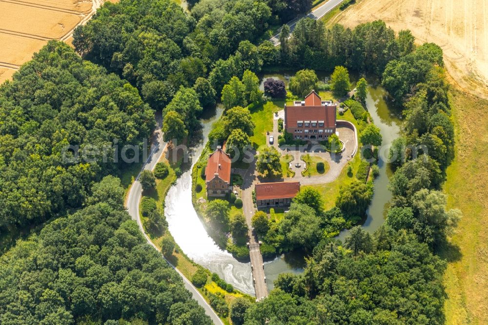 Rinkerode from the bird's eye view: Building and castle park systems of water castle Haus Bisping in Rinkerode in the state North Rhine-Westphalia, Germany