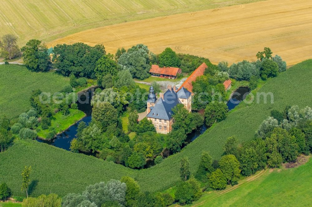 Aerial photograph Welver - Building and castle park systems of water castle Haus Nehlen in Welver in the state North Rhine-Westphalia