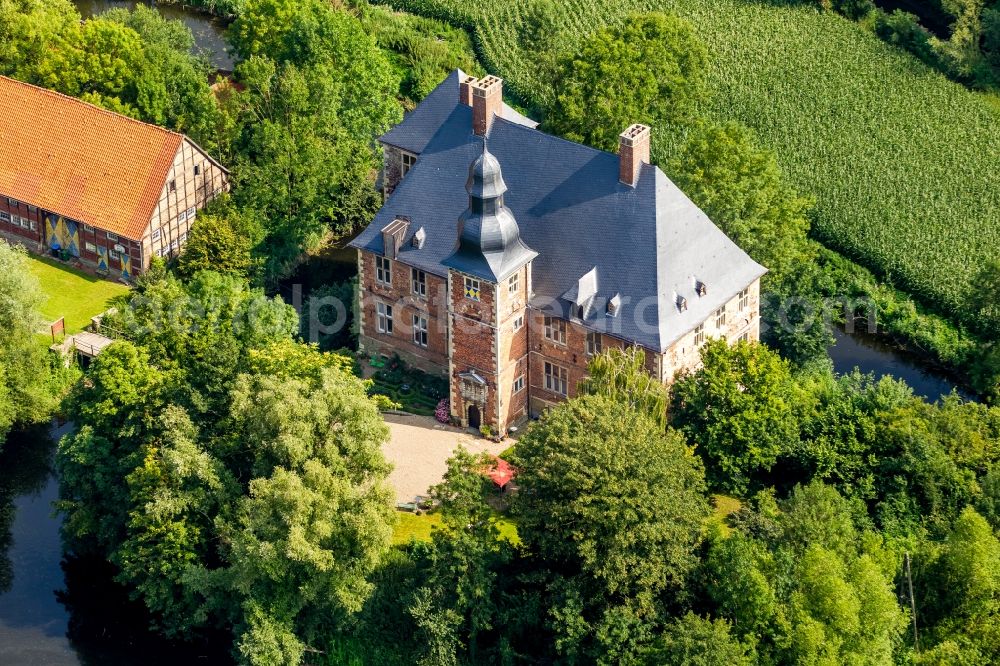 Welver from the bird's eye view: Building and castle park systems of water castle Haus Nehlen in Welver in the state North Rhine-Westphalia