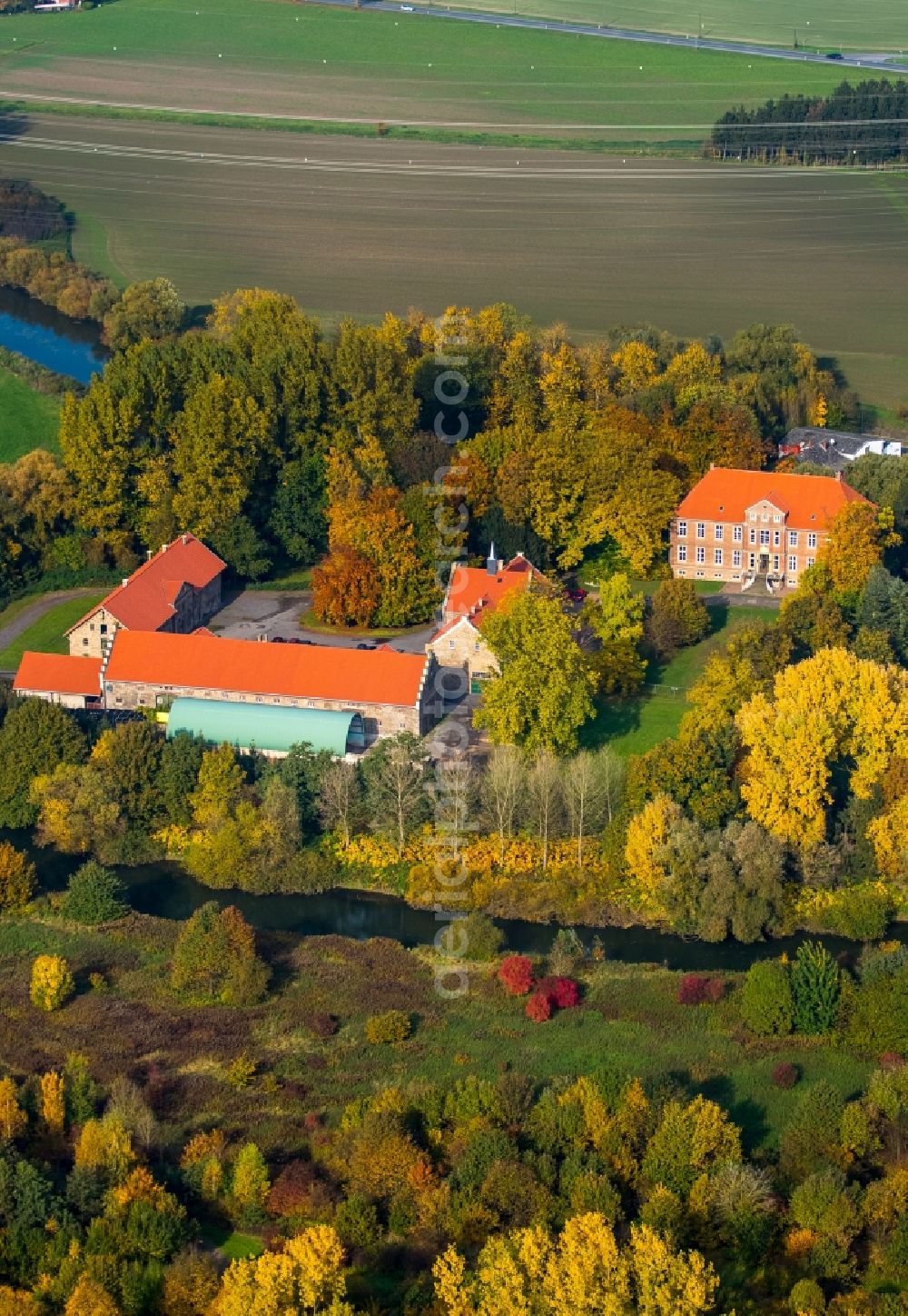 Hamm from the bird's eye view: Building and castle park systems of water castle Haus Uentrop on Lippe river in Hamm in the state North Rhine-Westphalia