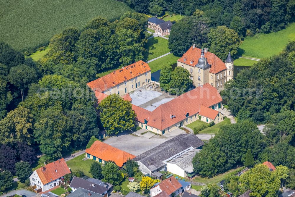 Aerial photograph Kamen - Building and castle park systems of water castle Heeren on Heerener Strasse in the district Heeren-Werve in Kamen in the state North Rhine-Westphalia, Germany