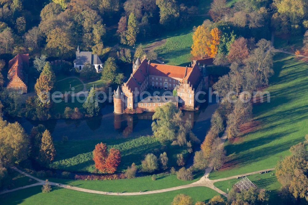 Aerial image Herten - Buildings and castle park facilities of the moated castle in Herten in the federal state of North Rhine-Westphalia, Germany