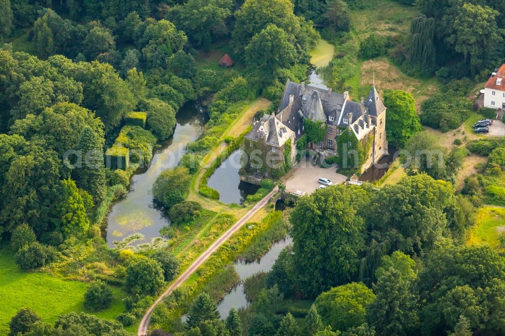 Arnsberg from the bird's eye view: Building and castle park systems of water castle Hoellinghofen in Arnsberg in the state North Rhine-Westphalia