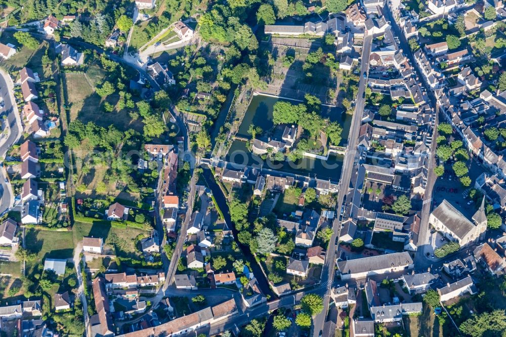 Aerial photograph Onzain - Building and castle park systems of water castle Hotel Les Douves in Onzain in Centre-Val de Loire, France