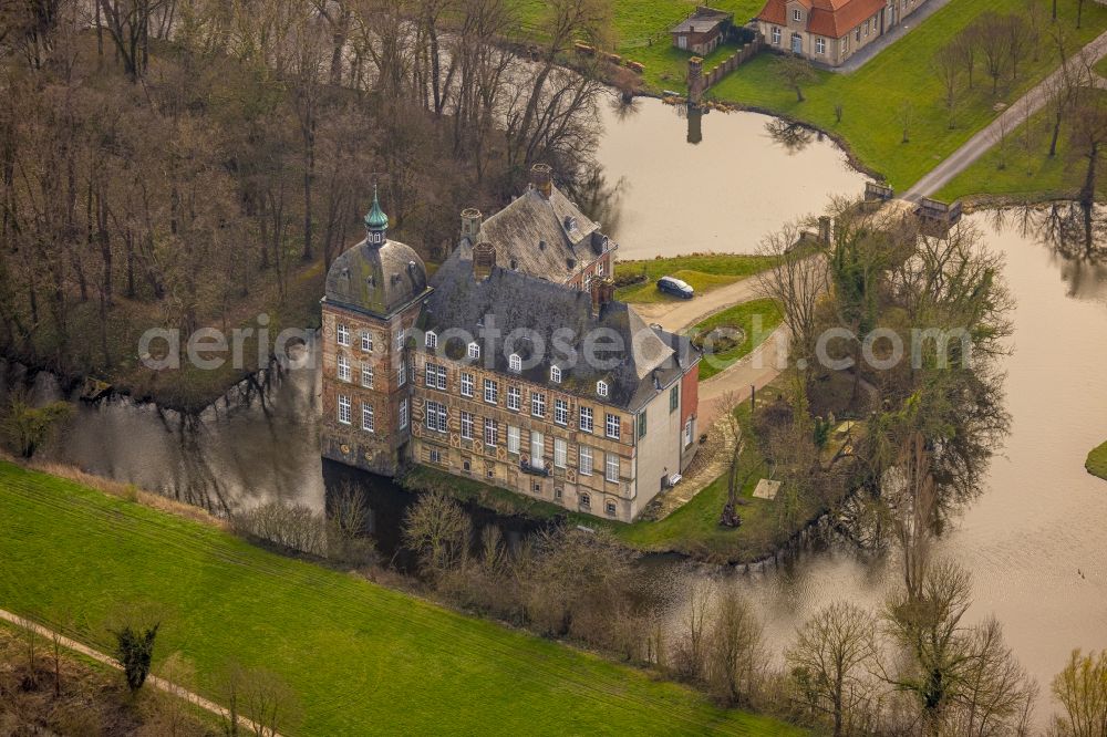 Aerial image Lippetal - Building and castle park systems of water castle Hovestadt in the district Hovestadt in Lippetal in the state North Rhine-Westphalia, Germany