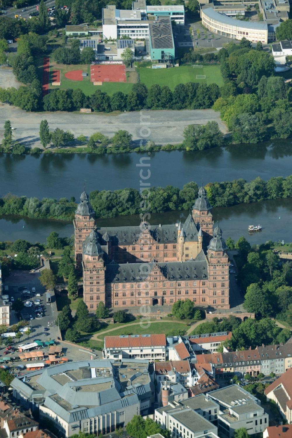 Aschaffenburg from the bird's eye view: Building and castle park systems of water castle Johannisburg in Aschaffenburg in the state Bavaria